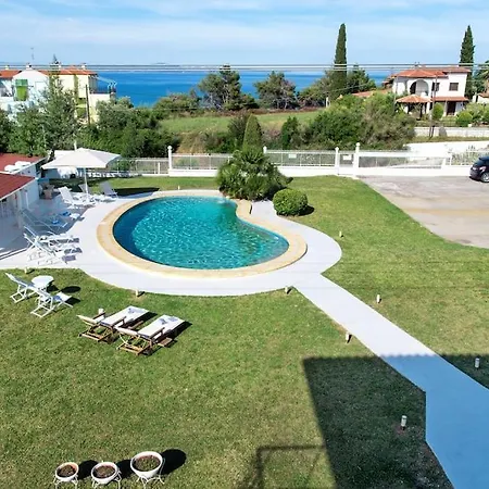 Family Maisonette With Pool #4 Hébergement de vacances *